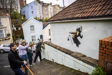 Mural Banksy'ego na Vale Street w Bristolu 