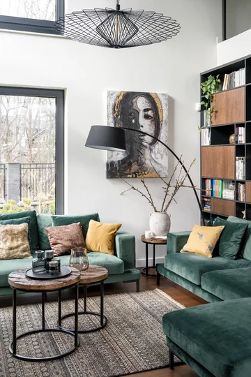 Aranżacja nowoczesnego wnętrza z dużymi przeszkleniami, proj. MIŚKIEWICZ design 