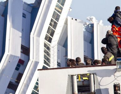 Miniatura: Wrak Costa Concordia przyciąga turystów