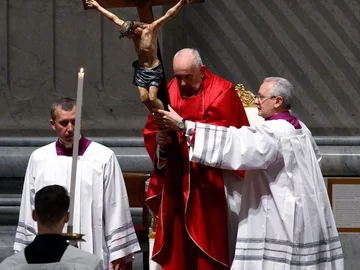 Papież Franciszek podczas mszy z okazji Wielkiego Piątku 