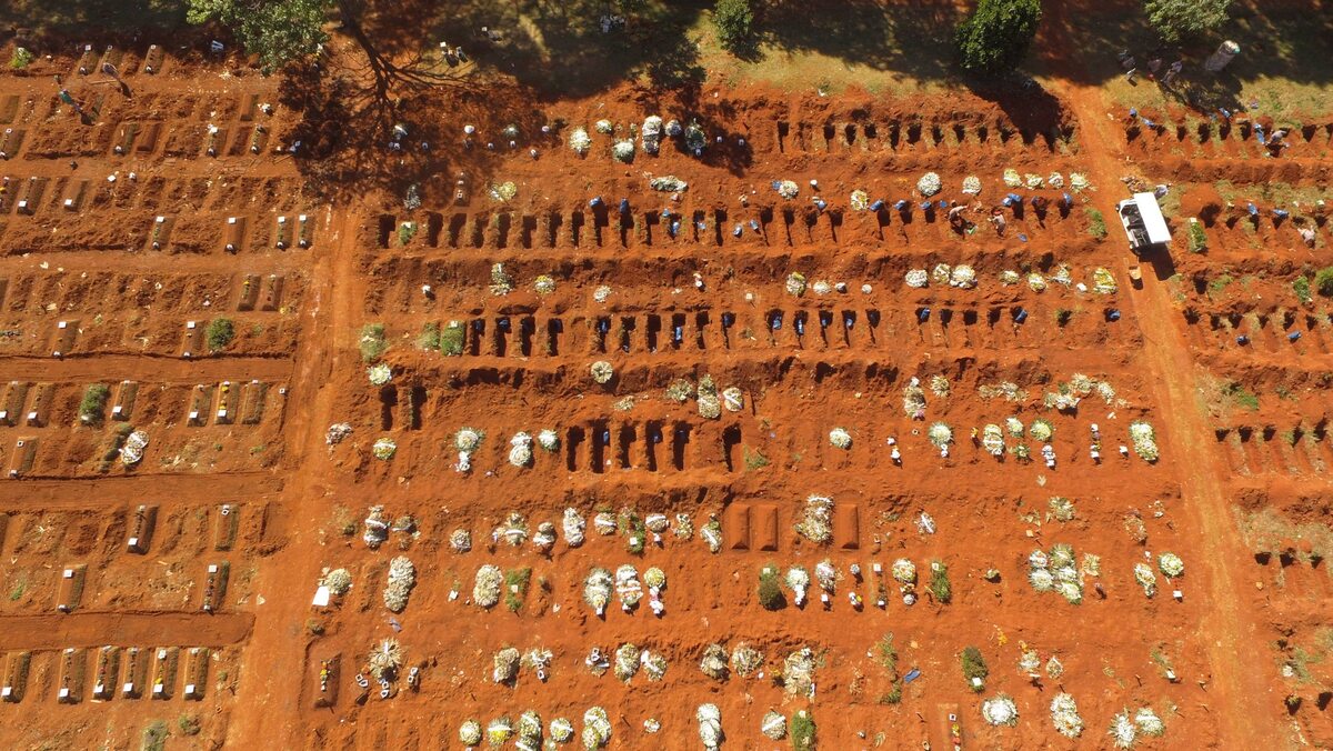 Pandemiczny cmentarz w Sao Paulo w Brazylii (8 kwietnia 2021 r.) 
