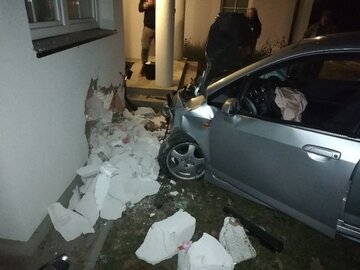 Omal nie&nbsp;wjechał samochodem do&nbsp;kuchni