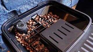 De’Longhi Magnifica Evo Next wykorzystuje wysokiej klasy stalowy młynek żarnowy z 13-stopniową regulacją, który dba o równomierne mielenie ziaren i ich pełen aromatyczny potencjał. Stalowa konstrukcja gwarantuje trwałość na lata