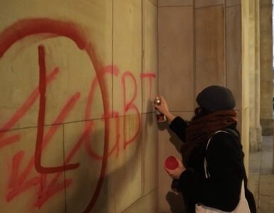 Miniatura: Napis „LGBT” na murze kamienicy. Poseł PiS...