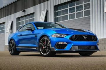 Ford Mustang Mach 1 Pakiet sportowy do auta to większy splitter i spoiler z Shelby GT 500 oraz szersze alufelgi .