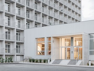 Dawny hotel robotniczy w&nbsp;Koszycach odzyskał modernistyczną godność, projekt  Atrium Architekti