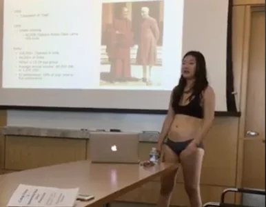 Miniatura: Studentka rozebrała się na oczach...