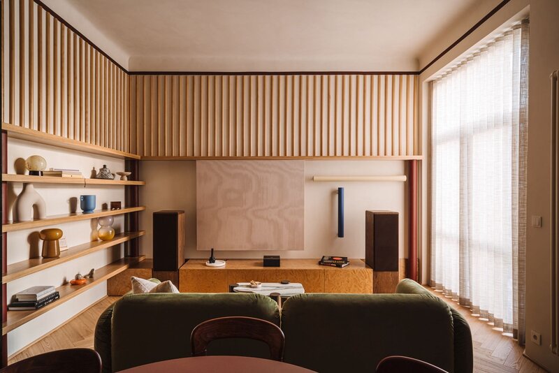 Świetlik jak słońce, kamień jak biżuteria. To&nbsp;wnętrze robi wrażenie. Projekt Wojciech Nowak z&nbsp;NOWW