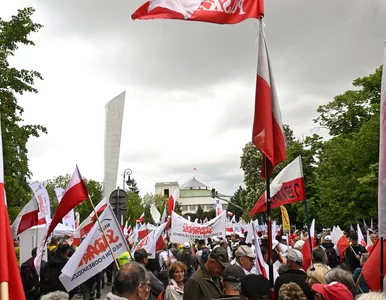 Miniatura: Mężczyzna na proteście rolników oblał wodą...