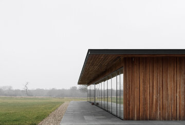 Jesienny i&nbsp;nostalgiczny. Parterowy dom zaprojektowany przez Norm Architects