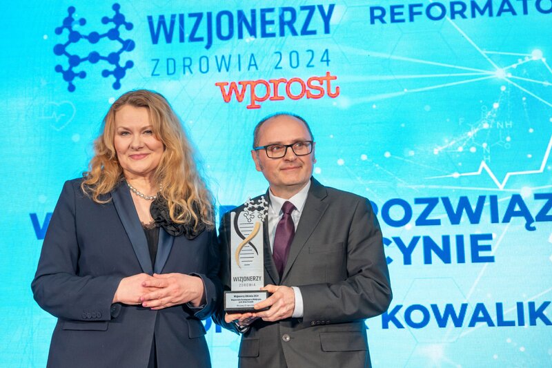 Prof. Artur Kowalik z nagrodą Wizjonerskie Rozwiązania w Medycynie. Nagrodę wręczała posłanka Katarzyna Anna Piekarska