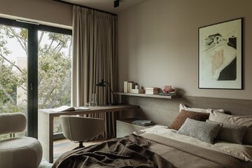 Apartament na warszawskim Mokotowie zaprojektowany przez VIA NOVA – przykład soft architecture, w której technologia KNX, stonowana paleta taupe i konsekwencja materiałowa budują ponadczasowy klimat 
