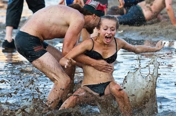 Kąpiele w błocie &#8211; tradycja Przystanku Woodstock, fot. PAP/Lech Muszyński