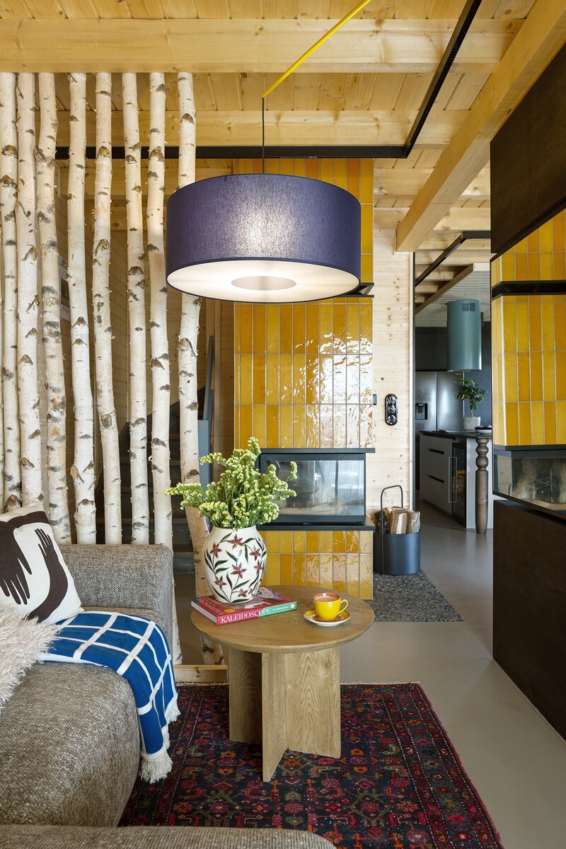 Wsp&oacute;łczesny dom na&nbsp;Kaszubach zaprojektowany przez Patrycję Majewicz &ndash; naturalne materiały, drewno i&nbsp;lokalne inspiracje tworzą spokojne, funkcjonalne wnętrze zakorzenione w&nbsp;krajobrazie