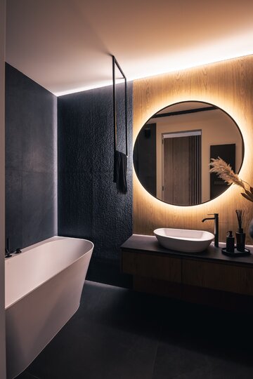 Projekt pracowni masz.design pokazuje, że ciemna kolorystyka, naturalne drewno i światło mogą stworzyć wnętrze pełne spokoju, elegancji i ponadczasowego charakteru 