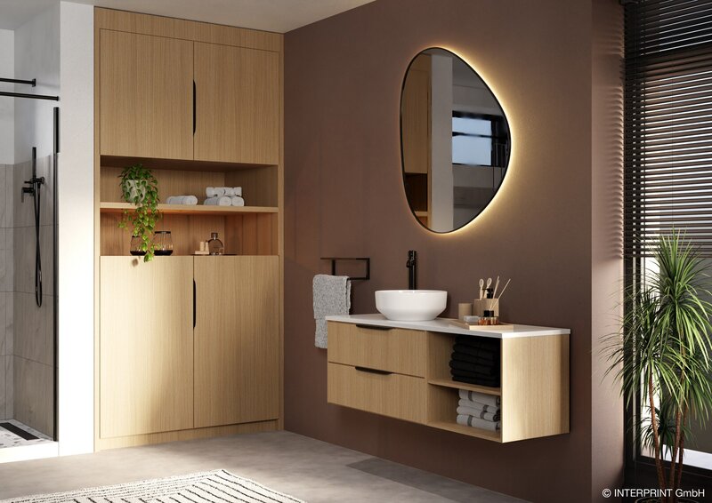 Spokojny i ponadczasowy dębowy dekor (Tailor Oak) i ściana w odcieniu ciepłego kakao dają poczucie harmonii i otulenia. Elegancji łazience dodają czarne, graficzne akcenty – armatura, uchwyty i akcesoria