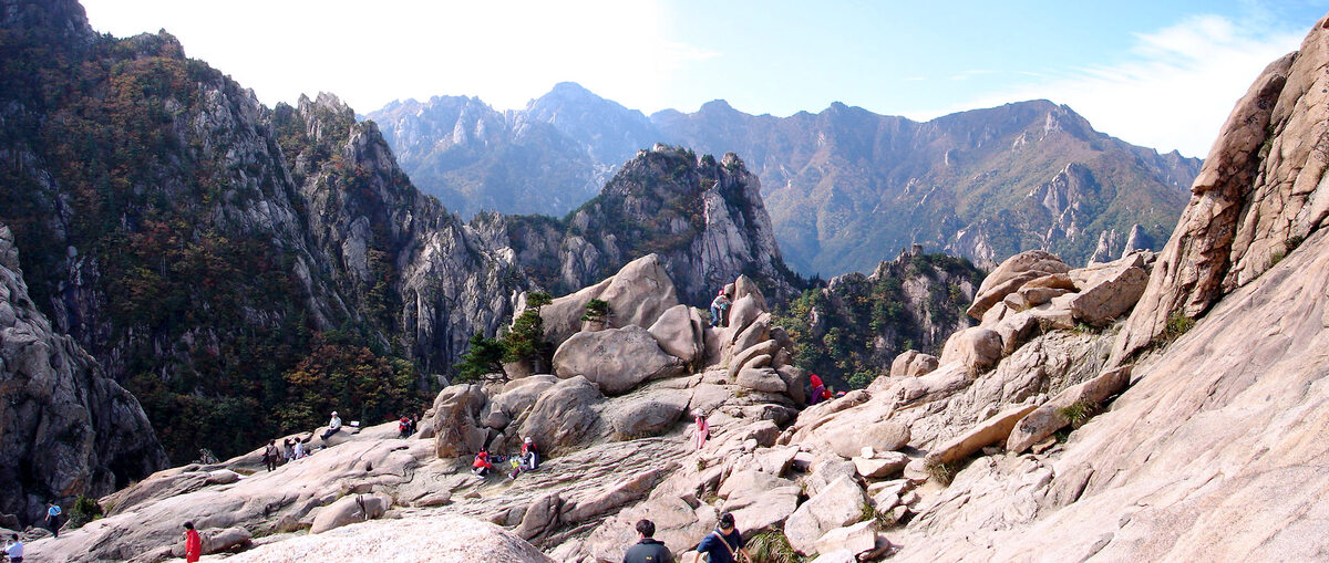 Seoraksan, Korea Południowa Park narodowy, który zapiera dech w piersiach. Jest to bardzo górzysty teren, z jednym szczytem osiągającym 5600 stóp.