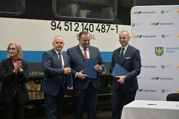 Marszałek woj. śląskiego podpisał umowę ze spółką Newag na dostawę pociągów dla Kolei Śląskich