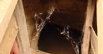 Złodzieje wydrążyli tunel 