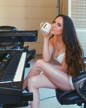 Lola Astanova 