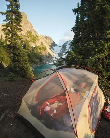 Przezroczysty namiot wpisujący się w trend „transparent camping” 