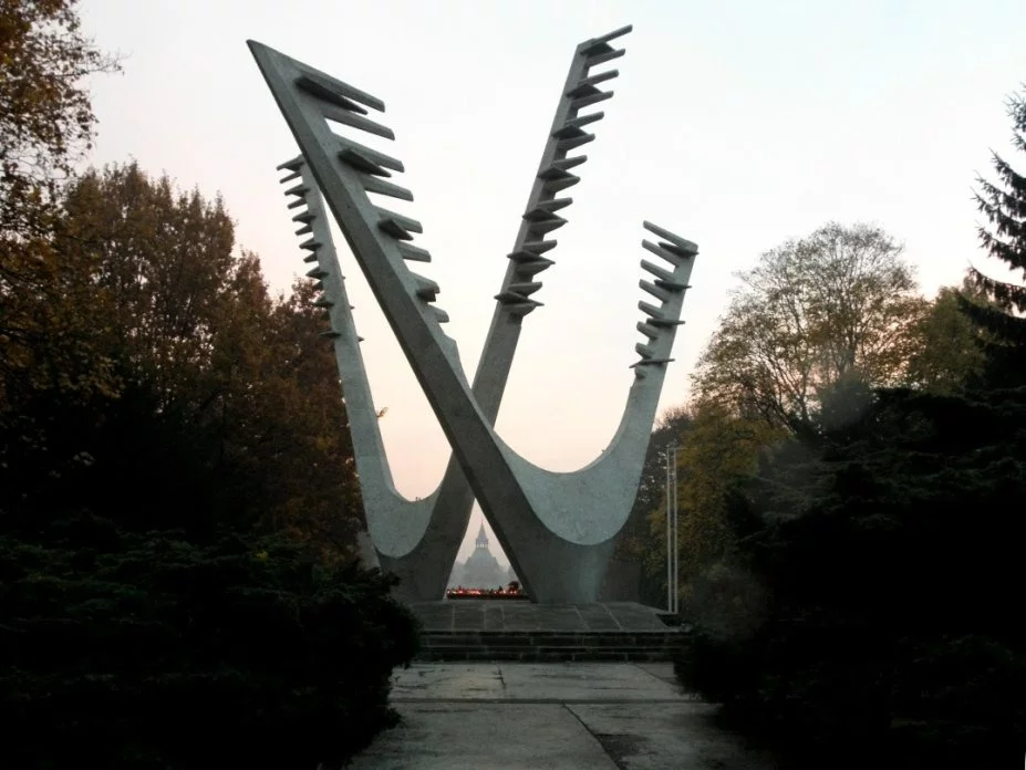 Ten Pomnik Braterstwa Broni znajduje się w: