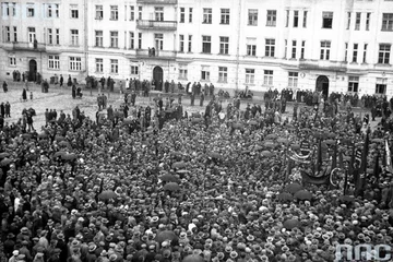 Wiec Polskiej Partii Socjalistycznej. Widok ogólny na tłum uczestników zgromadzonych na pl. Jabłonowskich. (1933 r.)(fot. NAC)