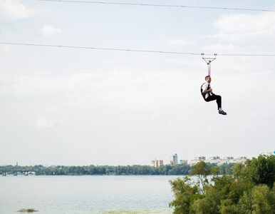 Miniatura: Kolejka linowa nad rzeką nagle się urwała....