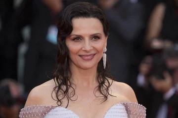 Juliette Binoche Jej matka – reżyserka teatralna Monique Stalens – urodziła się w Częstochowie. Dziadek Henryk Stalens kierował tam do 1939 fabryką odzieżową, a babcia Julia Helena z domu Młynarczyk była aktorką.