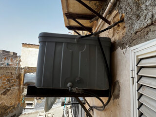 Baniak zamontowany na balkonie w Agrigento