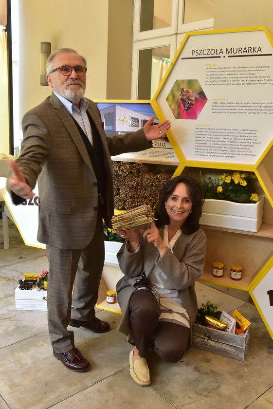 Akcja "Bee smart" - ratujmy pszczoły Akcja "Bee smart"- ratujmy pszczoły. W.Zientarski, A.Korcz.