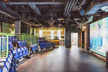 Sportowe trybuny w Nines, restauracji Roberta Lewandowskiego przy ulicy Grzybowskiej w Warszawie 