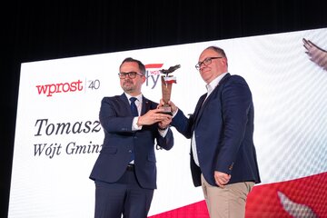 Tomasz Brzoskowski (z prawej) oraz&nbsp;wręczający nagrodę Marcin Horała