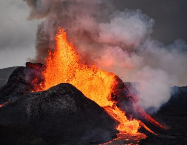Miniatura: Chmura dwutlenku siarki znad wulkanu w...