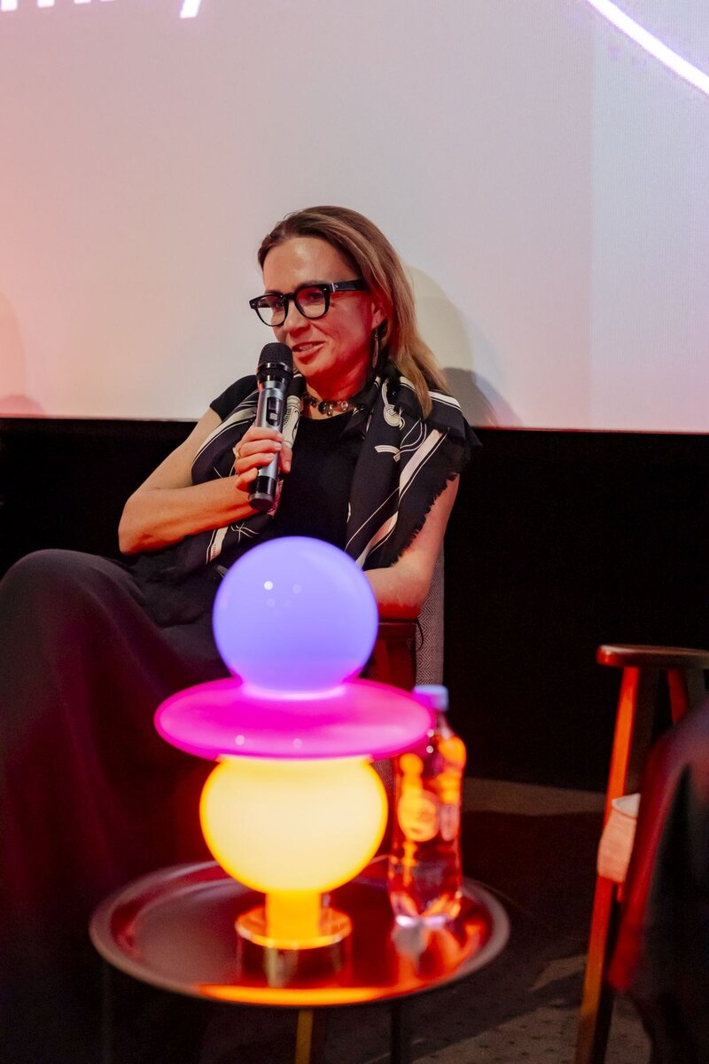 Projekcja filmu &bdquo;Jeff Koons &ndash; portret intymny&rdquo; w&nbsp;warszawskiej Kinoteka podczas spotkania z&nbsp;cyklu Kino i&nbsp;Architektura, wzbogaconego o&nbsp;dyskusję ekspercką oraz&nbsp;prezentację świetlnych rzeźb Michała Korchowca