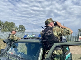 Nowy raport z granicy polsko-białoruskiej. Migranci ominęli zaporę