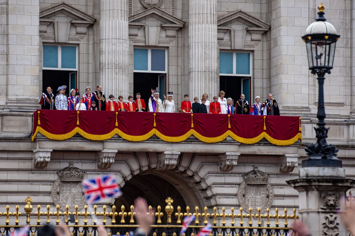 Rodzina królewska na balkonie Pałacu Buckingham 