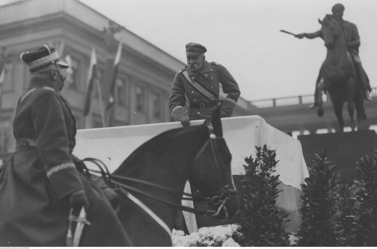 Marszałek Józef Piłsudski na trybunie odbiera raport od wiceministra spraw wojskowych generała Daniela Konarzewskiego Obchody Święta Niepodległości w 1929 roku