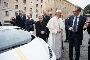 Papież Franciszek przy lamborghini 