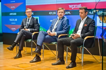 Prezes PFR Piotr Borys, prezes Paged Tomasz Modzelewski oraz prezes Ursus S.A. Karol Zarajczyk Debata podczas gali 200 Największych polskich firm tygodnika "Wprost"