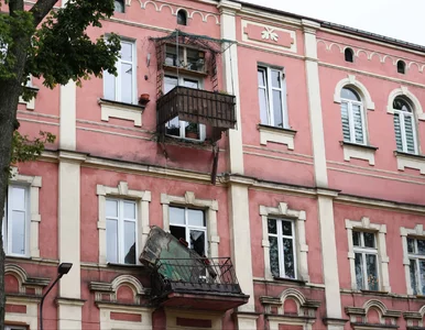 Miniatura: Balkon, który oderwał się z kamienicy w...