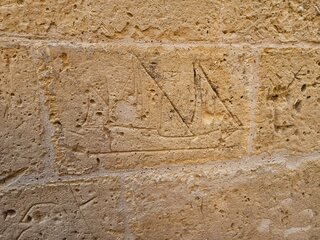 Un barco en la pared de una iglesia en Victoria, Gozo