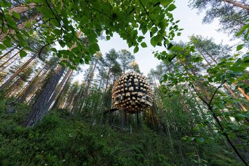Biosphere, dom na&nbsp;drzewie z&nbsp;kompleksu Tree Hotel, proj. BIG
