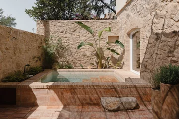 Rewitalizacja dawnej stolarni – projekt Clara Crous Arquitectura przywraca znaczenie materiałowi, światłu i oryginalnej strukturze budynku 