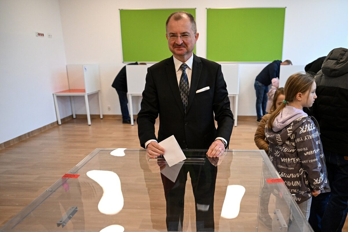Waldemar Szumny Kandydat na prezydenta miasta Waldemar Szumny głosuje w jednym z lokali wyborczych w Rzeszowie,