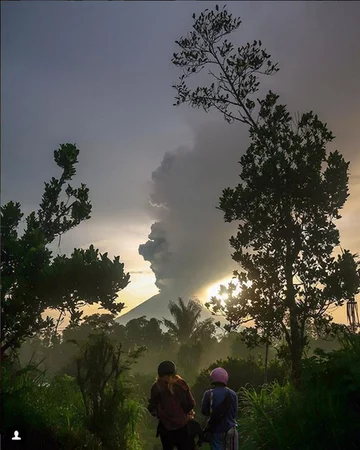 Dymiący wulkan Agung 