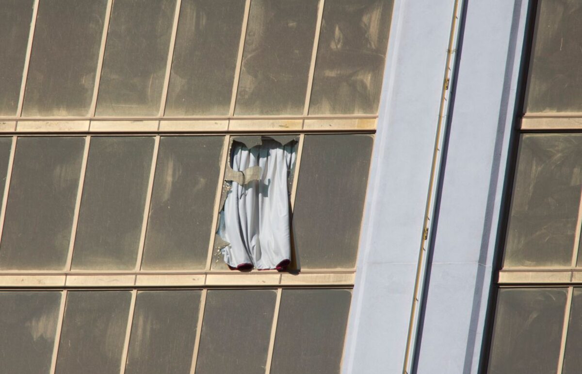 Okno w hotelu Mandalay, z którego strzelał Paddock 