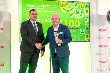 Wiesław R&oacute;żański (z prawej) oraz&nbsp;wręczający nagrodę Stefan Krajewski, wiceminister rolnictwa