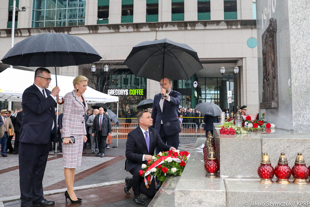 Para prezydencka przed Pomnikiem Katyńskim w Jersey City 