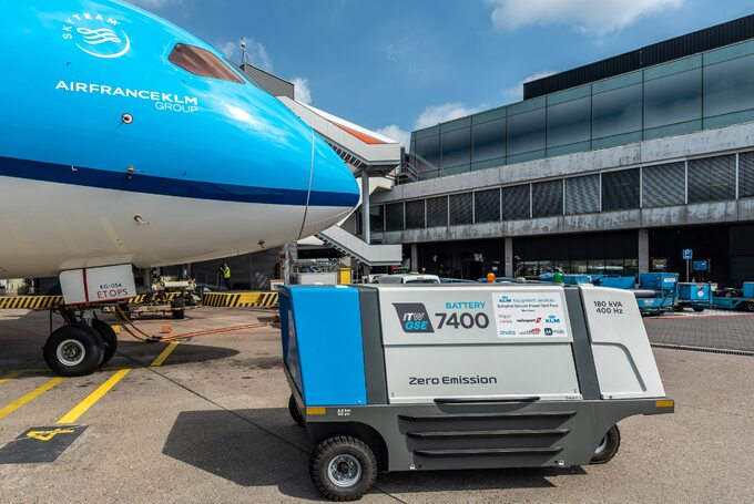Bezemisyjna obsługa naziemna KLM na lotnisku w Amsterdamie